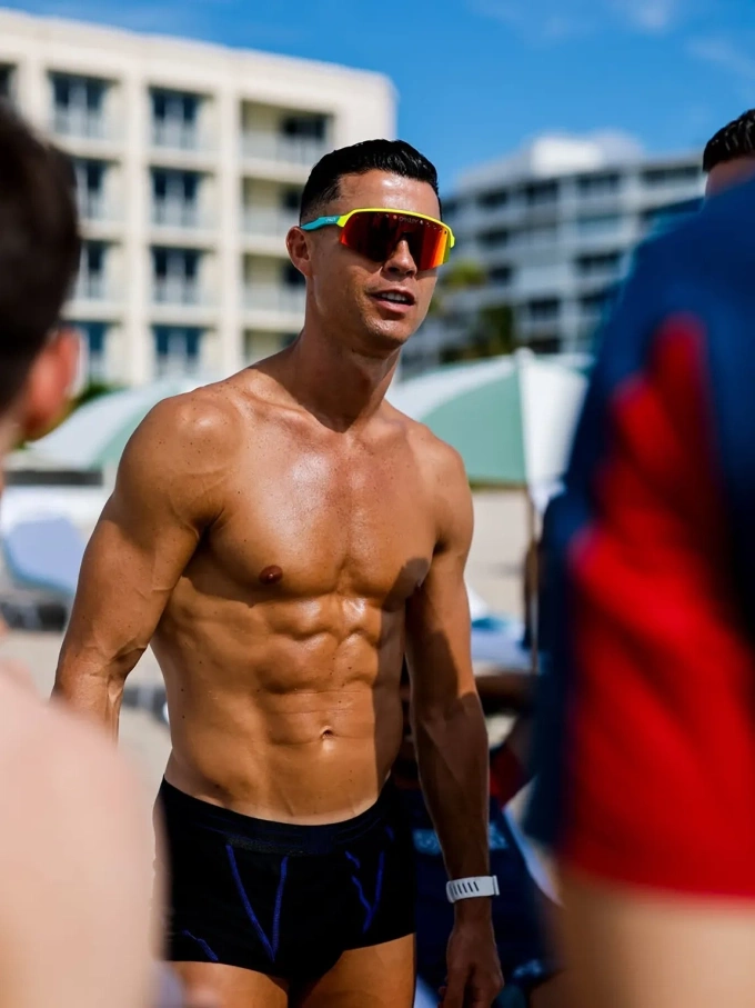 Ronaldo gây bão mạng khi khoe body trên bãi biển Miami trước World Cup 2026 - Ảnh 2. Ronaldo gây bão mạng khi khoe body trên bãi biển Miami trước World Cup 2026 - Ảnh 2.