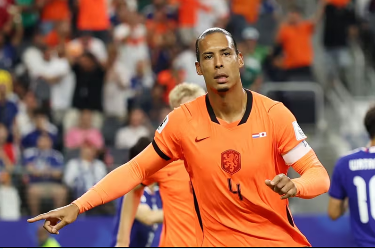 Khi tiếng còi mãn cuộc vang lên sau trận hòa 2-2 giữa Hà Lan và Nhật Bản ở World Cup 2026, cái tên Virgil van Dijk lại được nhắc đến như biểu tượng cho sự bền bỉ, đẳng cấp và tầm ảnh hưởng vượt thời gian của bóng đá Hà Lan. Ảnh: FIFA