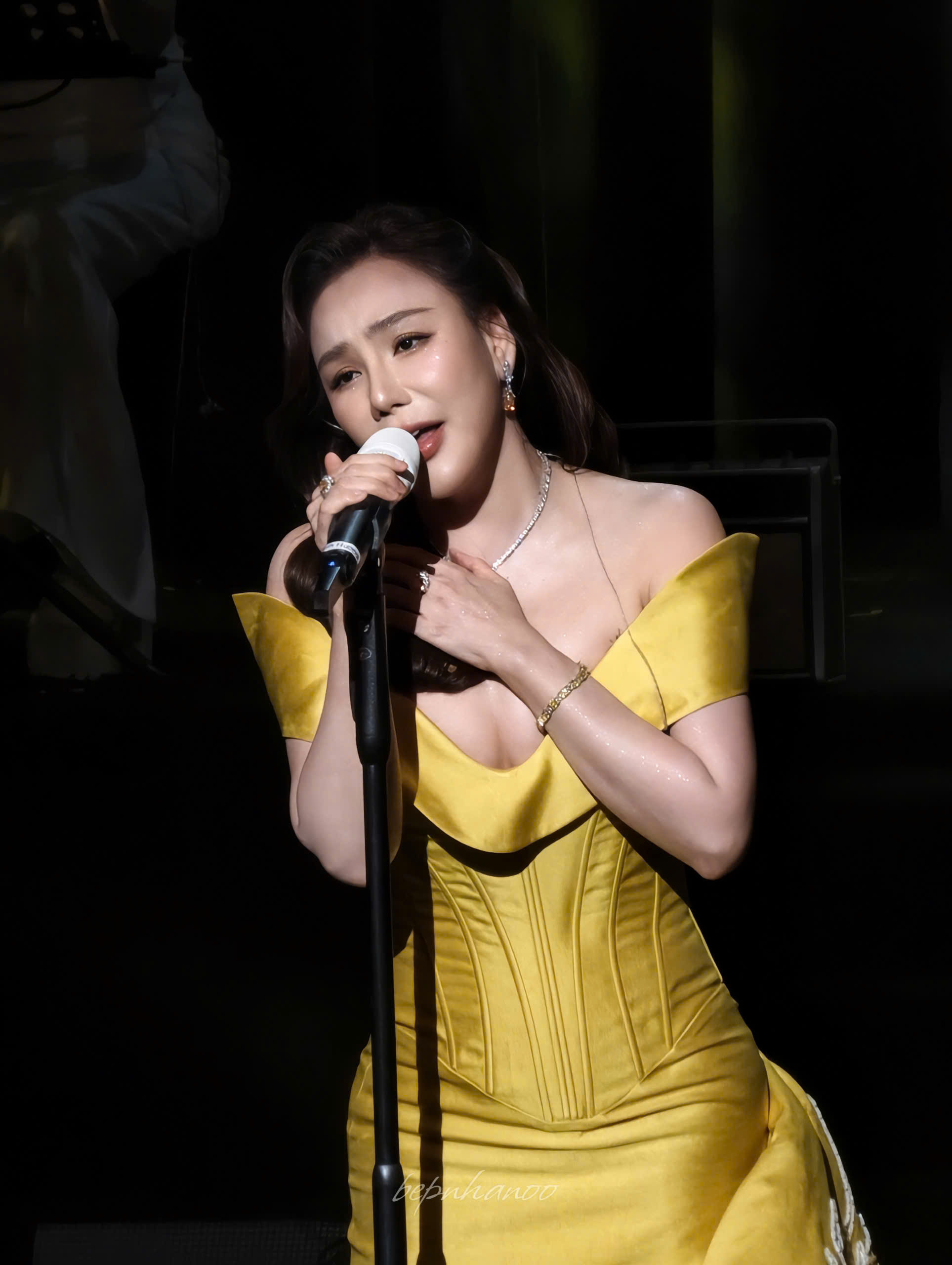 Hồ Quỳnh Hương tiết lộ ca khúc giúp cô "lấy được chồng" trong đêm trở lại đầy cảm xúc - Ảnh 1. Hồ Quỳnh Hương tiết lộ ca khúc giúp cô "lấy được chồng" trong đêm trở lại đầy cảm xúc - Ảnh 1.
