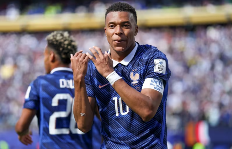Mbappe trở thành cầu thủ ghi nhiều bàn thắng nhất trong lịch sử tuyển Pháp, ghi nhiều bàn thắng nhất cho Pháp trong lịch sử World Cup và vượt qua thành tích ghi bàn của Messi ở World Cup. Ảnh: FIFA Mbappe trở thành cầu thủ ghi nhiều bàn thắng nhất trong lịch sử tuyển Pháp, ghi nhiều bàn thắng nhất cho Pháp trong lịch sử World Cup và vượt qua thành tích ghi bàn của Messi ở World Cup. Ảnh: FIFA
