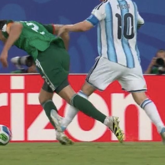 Check VAR World Cup 2026 hôm nay: Messi may mắn thoát thẻ đỏ? - Ảnh 1. Check VAR World Cup 2026 hôm nay: Messi may mắn thoát thẻ đỏ? - Ảnh 1.