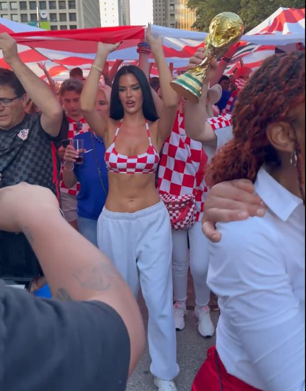 Người đẹp nổi tiếng nhất Croatia chỉ trích đội tuyển Anh kiêu ngạo trước trận mở màn World Cup - Ảnh 2. Người đẹp nổi tiếng nhất Croatia chỉ trích đội tuyển Anh kiêu ngạo trước trận mở màn World Cup - Ảnh 2.