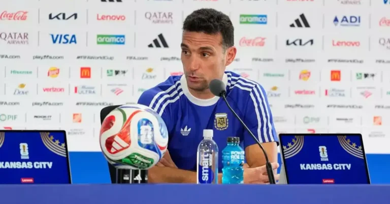 Scaloni khen Messi sau hat-trick ở World Cup 2026: 'Còn gì để nói nữa đây, 20 năm qua cậu ấy vẫn làm điều đó' - Ảnh 1. Scaloni khen Messi sau hat-trick ở World Cup 2026: 'Còn gì để nói nữa đây, 20 năm qua cậu ấy vẫn làm điều đó' - Ảnh 1.