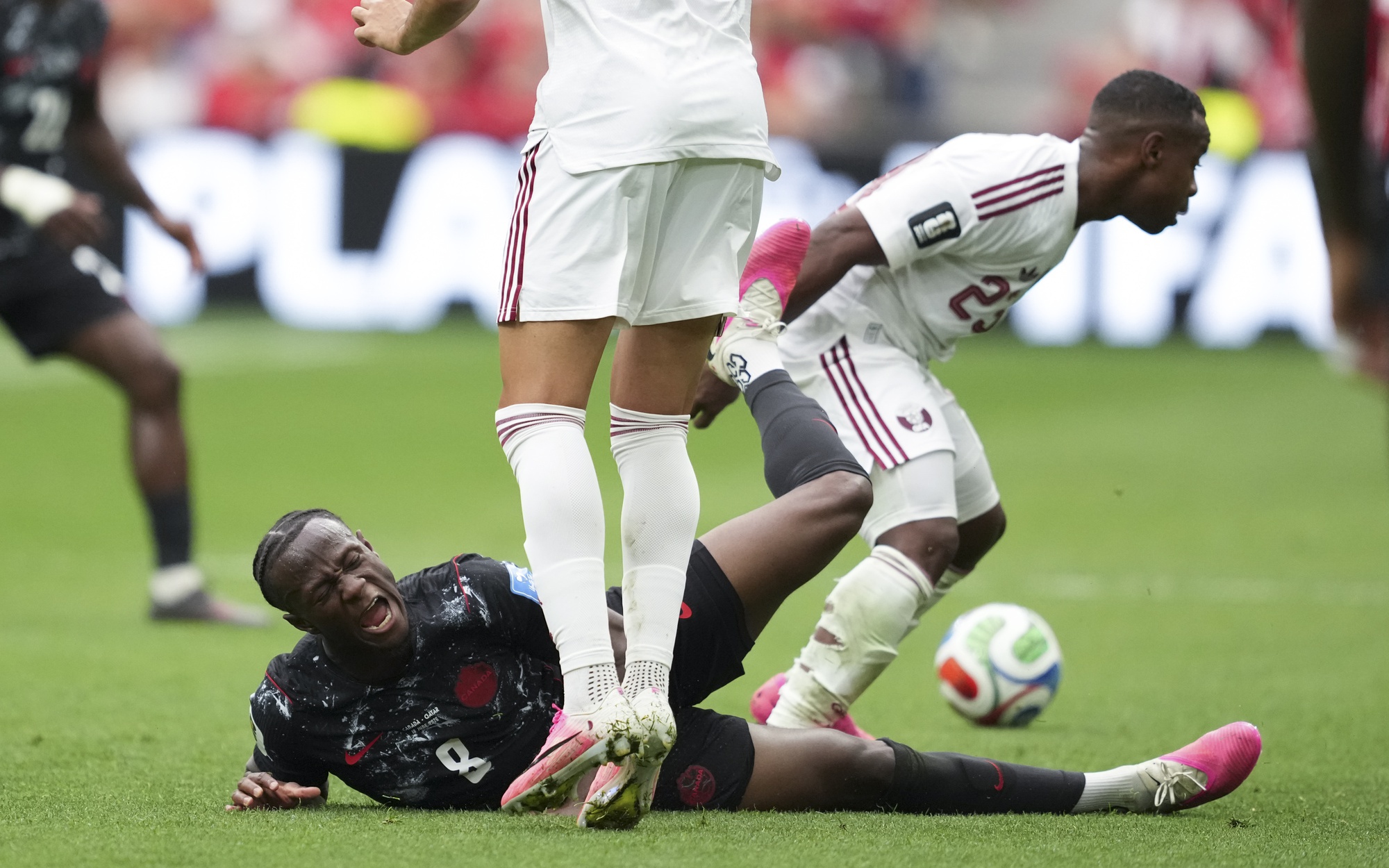 Pha gãy chân kinh hoàng của tuyển thủ Canada tại World Cup 2026: Đồng đội chết lặng, HLV nghe thấy tiếng xương gãy