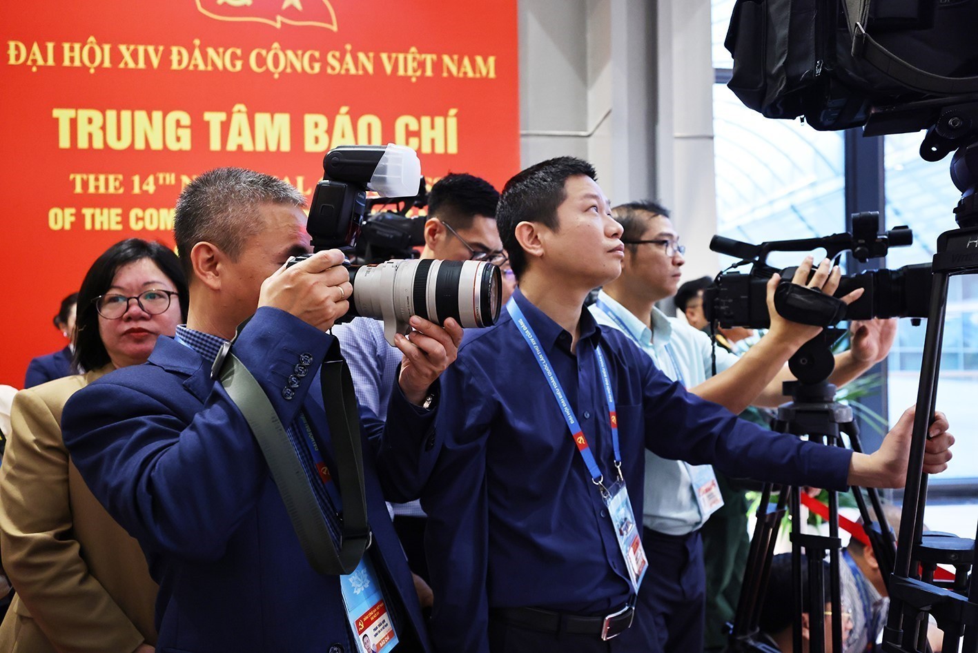 Nhà báo Vũ Việt Trang, Tổng Giám đốc TTXVN: “Người làm báo hôm nay phải nhanh hơn, nhưng đồng thời cũng phải bản lĩnh hơn” - Ảnh 3. Nhà báo Vũ Việt Trang, Tổng Giám đốc TTXVN: “Người làm báo hôm nay phải nhanh hơn, nhưng đồng thời cũng phải bản lĩnh hơn” - Ảnh 3.