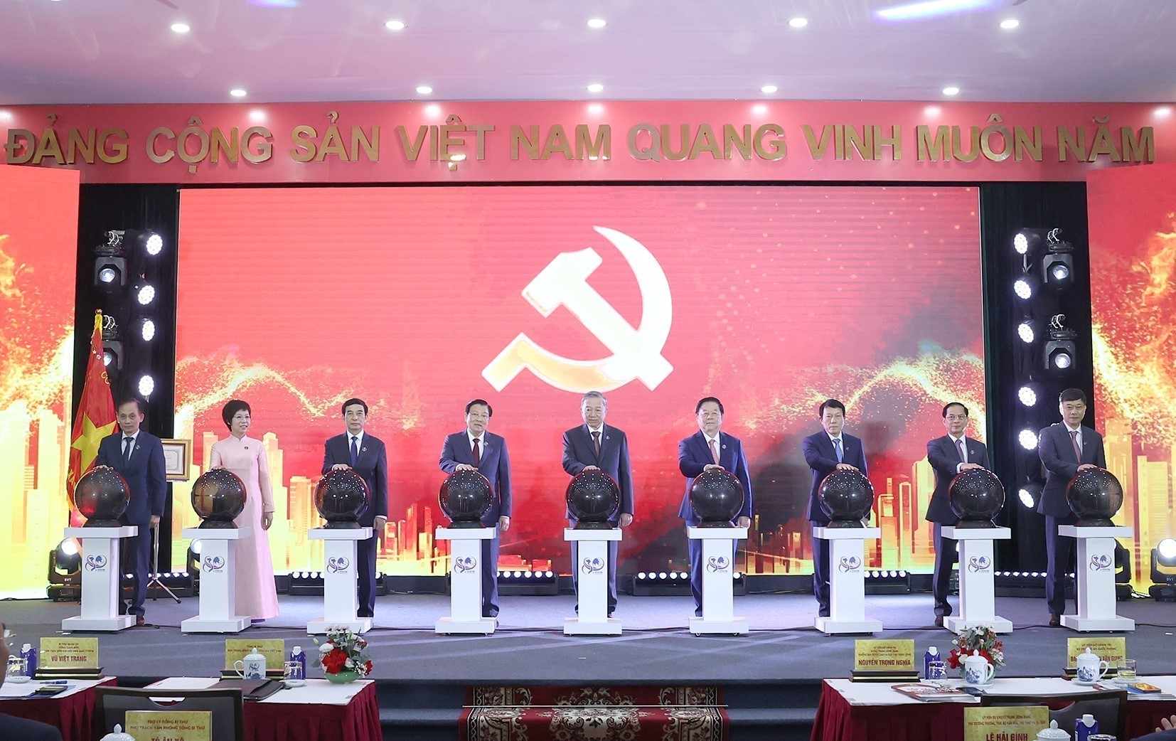 Nhà báo Vũ Việt Trang, Tổng Giám đốc TTXVN: “Người làm báo hôm nay phải nhanh hơn, nhưng đồng thời cũng phải bản lĩnh hơn” - Ảnh 1. Nhà báo Vũ Việt Trang, Tổng Giám đốc TTXVN: “Người làm báo hôm nay phải nhanh hơn, nhưng đồng thời cũng phải bản lĩnh hơn” - Ảnh 1.