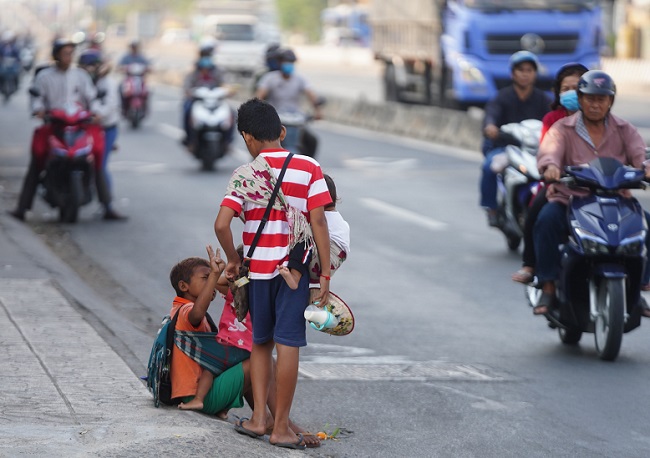 Thành phố Hồ Chí Minh quyết liệt xử lý nạn chăn dắt trẻ em xin ăn, chèo kéo khách du lịch - Ảnh 2.