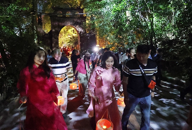 Phát triển kinh tế đêm gắn với di sản Đền Hùng - Ảnh 2.