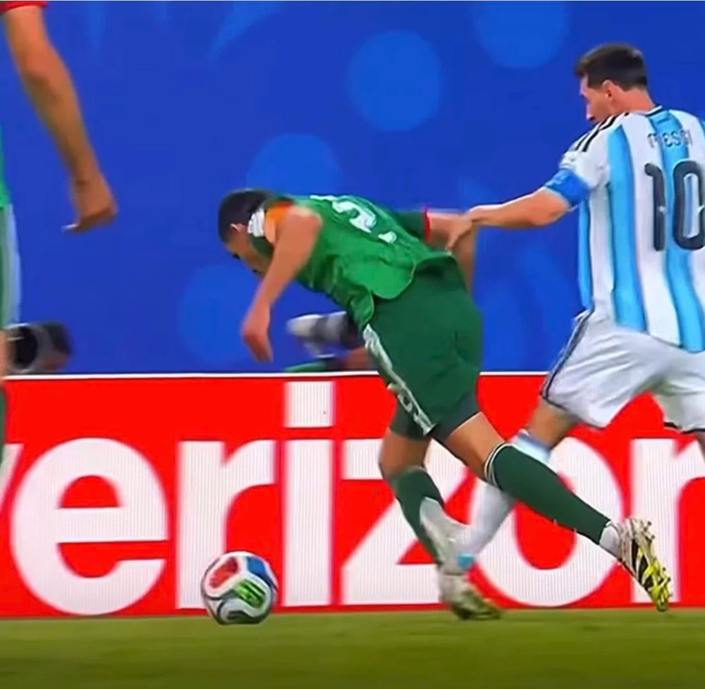 Chính thức: Algeria gửi khiếu nại đòi thẻ đỏ cho Messi 1 Algeria khiếu nại Argentina lên FIFA vì pha bóng liên quan tới Messi - Ảnh 1.