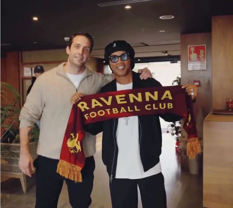 Ronaldinho bất ngờ tái xuất sân cỏ ở tuổi 46 sau 11 năm giải nghệ - Ảnh 1. Ronaldinho bất ngờ tái xuất sân cỏ ở tuổi 46 sau 11 năm giải nghệ - Ảnh 1.