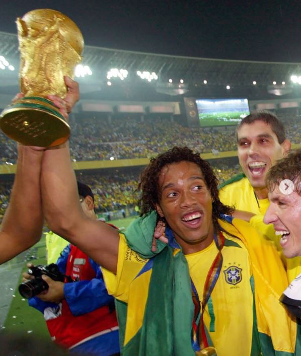 Ronaldinho bất ngờ tái xuất sân cỏ ở tuổi 46 sau 11 năm giải nghệ - Ảnh 4. Ronaldinho bất ngờ tái xuất sân cỏ ở tuổi 46 sau 11 năm giải nghệ - Ảnh 4.