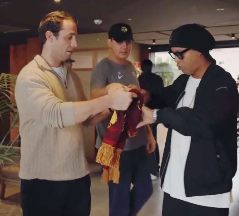 Ronaldinho bất ngờ tái xuất sân cỏ ở tuổi 46 sau 11 năm giải nghệ - Ảnh 2. Ronaldinho bất ngờ tái xuất sân cỏ ở tuổi 46 sau 11 năm giải nghệ - Ảnh 2.