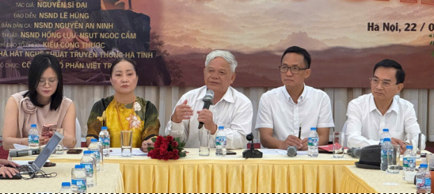 Huyền thoại mười đóa hoa Đồng Lộc chạm đến tim khán giả qua sân khấu ví, giặm quê nhà - Ảnh 1. Huyền thoại mười đóa hoa Đồng Lộc chạm đến tim khán giả qua sân khấu ví, giặm quê nhà - Ảnh 1.