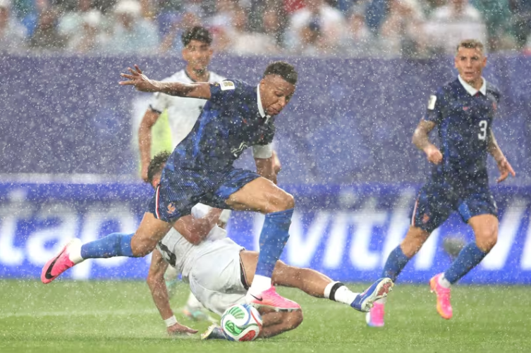 Trời mưa to, ảnh hưởng tới hiệu quả thi đấu của cả Pháp lẫn Iraq. Ảnh: FIFA Trời mưa to, ảnh hưởng tới hiệu quả thi đấu của cả Pháp lẫn Iraq. Ảnh: FIFA