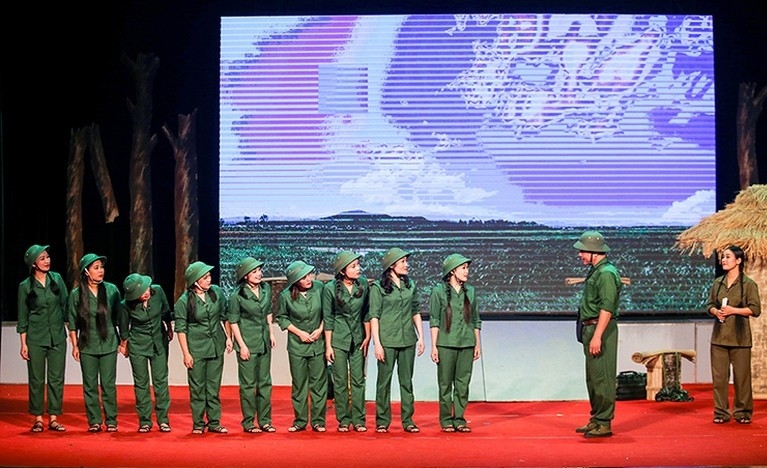 Huyền thoại mười đóa hoa Đồng Lộc chạm đến tim khán giả qua sân khấu ví, giặm quê nhà - Ảnh 2. Huyền thoại mười đóa hoa Đồng Lộc chạm đến tim khán giả qua sân khấu ví, giặm quê nhà - Ảnh 2.