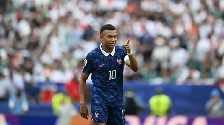 Mbappe lập cú đúp vào lưới Iraq, đã có 16 bàn thắng sau 16 trận đấu ở các kỳ World Cup. Ảnh: FIFA Mbappe lập cú đúp vào lưới Iraq, đã có 16 bàn thắng sau 16 trận đấu ở các kỳ World Cup. Ảnh: FIFA