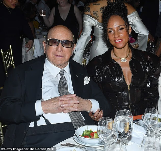 Clive Davis qua đời ở tuổi 94, khép lại một kỷ nguyên của làng nhạc thế giới - Ảnh 10. Clive Davis qua đời ở tuổi 94, khép lại một kỷ nguyên của làng nhạc thế giới - Ảnh 10.