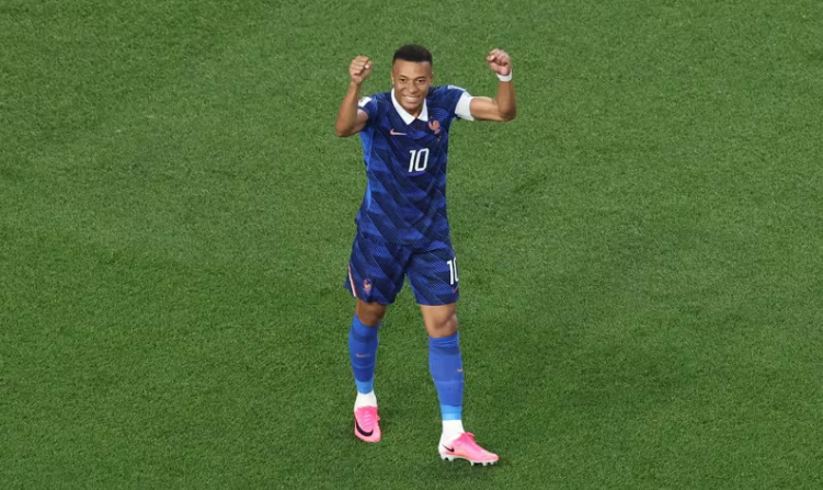 Mbappe ăn mừng bàn thắng thứ 2 vào lưới Iraq. Anh đã có 16 bàn thắng ở các kỳ World Cup. Ảnh: FIFA Mbappe ăn mừng bàn thắng thứ 2 vào lưới Iraq. Anh đã có 16 bàn thắng ở các kỳ World Cup. Ảnh: FIFA