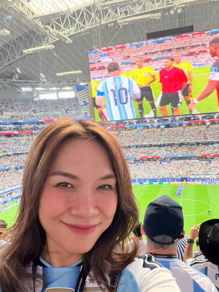 Ca sĩ Mỹ Tâm vỡ òa trên khán đài khi Messi phá kỷ lục World Cup: 'Tôi nổi da gà' - Ảnh 1. Ca sĩ Mỹ Tâm vỡ òa trên khán đài khi Messi phá kỷ lục World Cup: 'Tôi nổi da gà' - Ảnh 1.