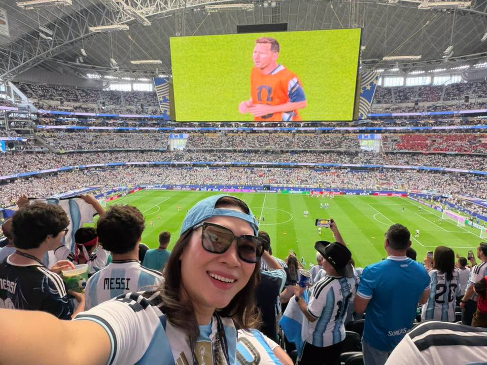 Ca sĩ Mỹ Tâm vỡ òa trên khán đài khi Messi phá kỷ lục World Cup: 'Tôi nổi da gà' - Ảnh 2. Ca sĩ Mỹ Tâm vỡ òa trên khán đài khi Messi phá kỷ lục World Cup: 'Tôi nổi da gà' - Ảnh 2.