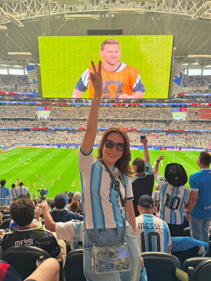 Ca sĩ Mỹ Tâm vỡ òa trên khán đài khi Messi phá kỷ lục World Cup: 'Tôi nổi da gà' - Ảnh 3. Ca sĩ Mỹ Tâm vỡ òa trên khán đài khi Messi phá kỷ lục World Cup: 'Tôi nổi da gà' - Ảnh 3.