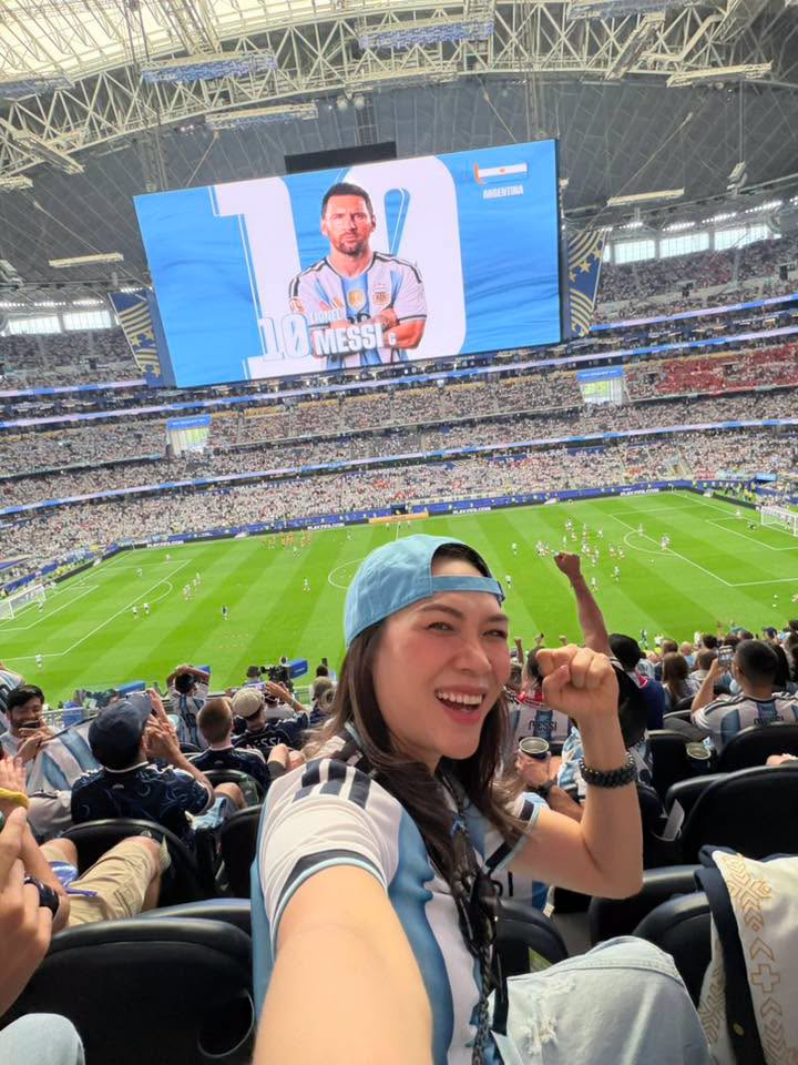 Ca sĩ Mỹ Tâm vỡ òa trên khán đài khi Messi phá kỷ lục World Cup: 'Tôi nổi da gà' - Ảnh 4. Ca sĩ Mỹ Tâm vỡ òa trên khán đài khi Messi phá kỷ lục World Cup: 'Tôi nổi da gà' - Ảnh 4.