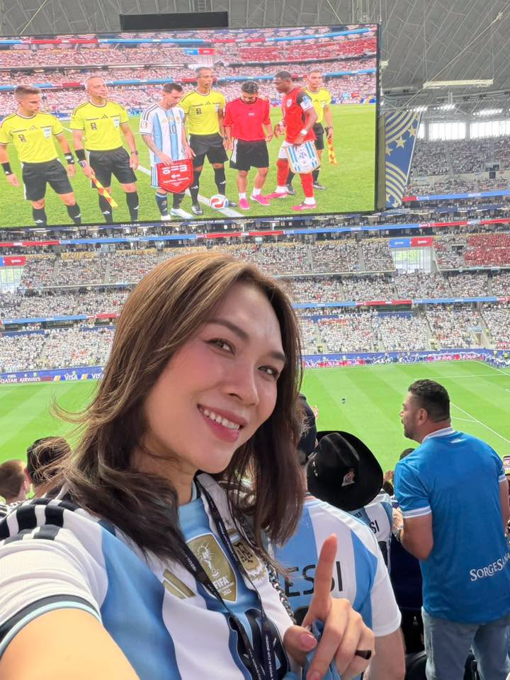 Ca sĩ Mỹ Tâm vỡ òa trên khán đài khi Messi phá kỷ lục World Cup: 'Tôi nổi da gà' - Ảnh 6. Ca sĩ Mỹ Tâm vỡ òa trên khán đài khi Messi phá kỷ lục World Cup: 'Tôi nổi da gà' - Ảnh 6.
