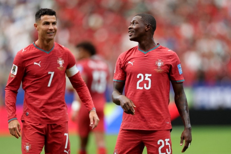 Ronaldo tiết lộ nhường đàn em đá phạt để lừa thủ môn, được Henry khen ngợi về 'tinh thần đồng đội' - Ảnh 2. Ronaldo tiết lộ nhường đàn em đá phạt để lừa thủ môn, được Henry khen ngợi về 'tinh thần đồng đội' - Ảnh 2.