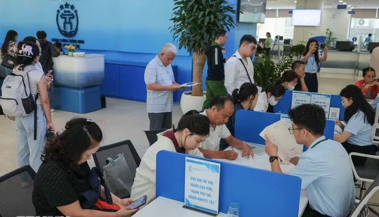 Sau phản ánh của người dân, Hà Nội chấn chỉnh tác phong thực thi công vụ tại Điểm phục vụ hành chính công - Ảnh 1. Sau phản ánh của người dân, Hà Nội chấn chỉnh tác phong thực thi công vụ tại Điểm phục vụ hành chính công - Ảnh 1.