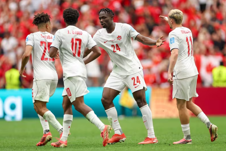 Nối bước Mexico và Mỹ, Canada trở thành đội đồng chủ nhà còn lại của World Cup 2026 giành vé vào vòng 1/16 dù để thua Thụy Sỹ 1-2 ở trận vòng bảng cuối cùng. Ảnh: FIFA