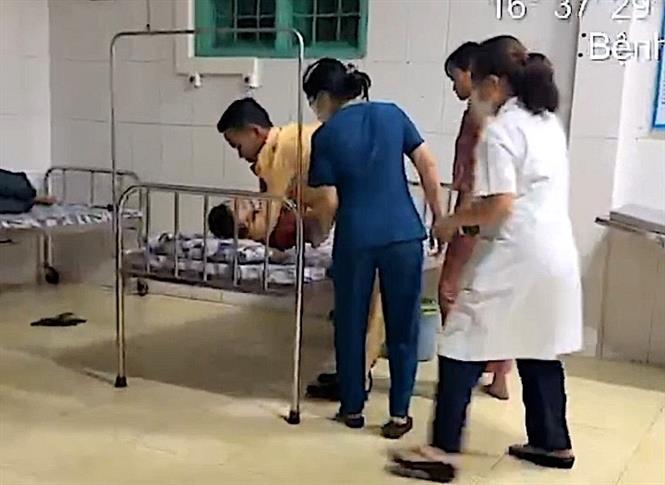 Cảnh sát giao thông hỗ trợ đưa cháu bé bị sốt, co giật đi cấp cứu kịp thời - Ảnh 1. Cảnh sát giao thông hỗ trợ đưa cháu bé bị sốt, co giật đi cấp cứu kịp thời - Ảnh 1.