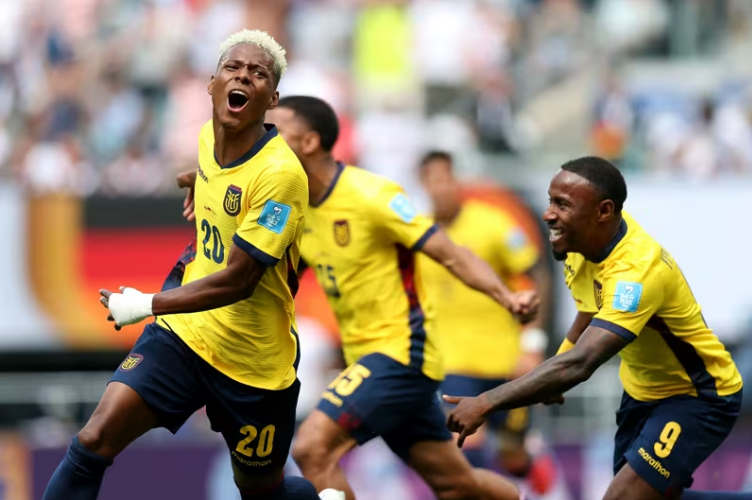 Angulo ăn mừng bàn thắng san bằng tỷ số. Ảnh: FIFA