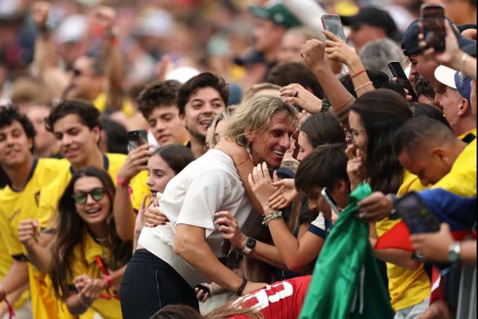 HLV Ecuador hóa thân "người nhện" trên khán đài sau chiến tích đưa đội nhà vào vòng knock-out World Cup 2026 - Ảnh 1.