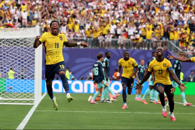 HLV Ecuador hóa thân "người nhện" trên khán đài sau chiến tích đưa đội nhà vào vòng knock-out World Cup 2026 - Ảnh 3.
