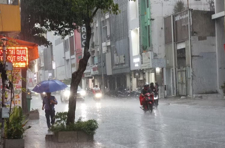 Dự báo thời tiết ngày 26/6: Nắng nóng gay gắt tiếp diễn ở miền Trung, Bắc Bộ mưa dông nhiều nơi - Ảnh 1.
