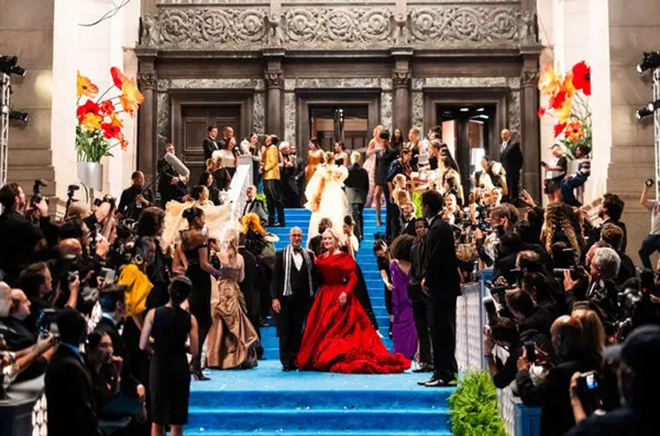 "The Devil Wears Prada": 20 năm sau, đôi giày cao gót vẫn gõ nhịp trong ký ức điện ảnh - Ảnh 10.