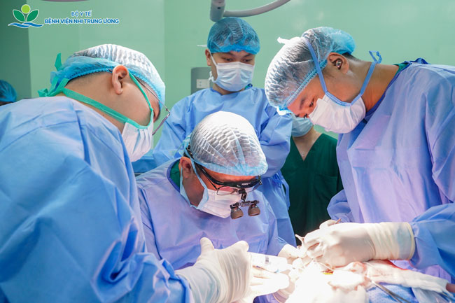 Cấy gần 100 điện cực vào não bộ cứu bệnh nhi co giật - Ảnh 2.
