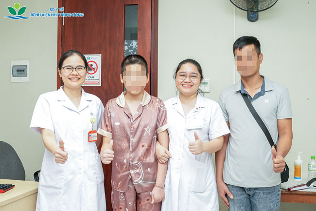 Cấy gần 100 điện cực vào não bộ cứu bệnh nhi co giật - Ảnh 3.