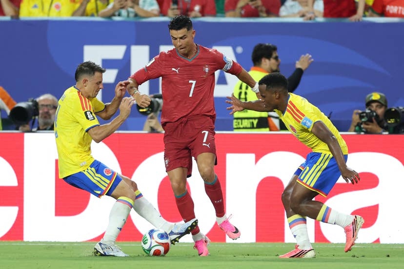 Ronaldo đổi 2 đôi giày trong trận gặp Colombia, vẫn không thể ghi bàn cho ĐT Bồ Đào Nha - Ảnh 3.