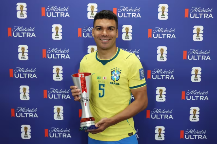 Casemiro nhận giải "Cầu thủ xuất sắc nhất" ở trận đấu giữa Brazil và Nhật Bản. Ảnh: FIFA