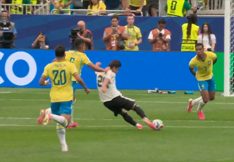 Ngôi sao Nhật Bản ghi bàn 'như trong truyện tranh' khi sút tung lưới Brazil - Ảnh 1.