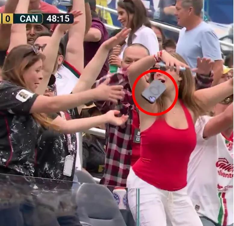 CĐV Canada gây sốt World Cup 2026 vì làm rơi điện thoại khi tham gia "làn sóng Mexico" - Ảnh 1.