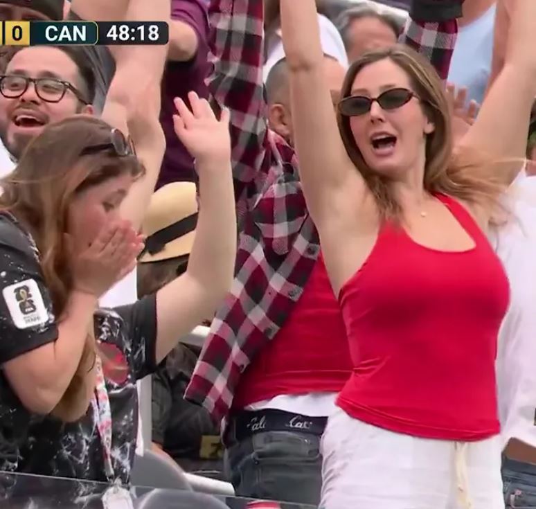 CĐV Canada gây sốt World Cup 2026 vì làm rơi điện thoại khi tham gia "làn sóng Mexico" - Ảnh 2.
