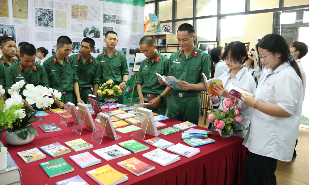 Giới thiệu tư liệu quý kỷ niệm 115 năm Ngày Bác Hồ ra đi tìm đường cứu nước - Ảnh 2.