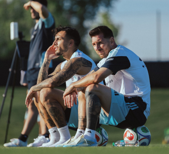 World Cup 2026 24h qua: Mỹ chưa cấp visa cho 1 tuyển thủ Thụy Sĩ, Messi phải tập riêng - Ảnh 1.