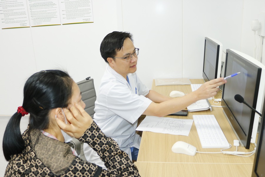 Bệnh viện Bạch Mai cơ sở Ninh Bình cứu sống người đàn ông nhồi máu cơ tim trên đường đưa con đi khám - Ảnh 2.