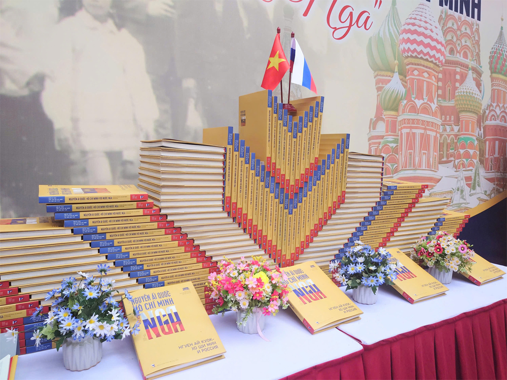 Ra mắt cuốn sách ảnh song ngữ Việt - Nga “Nguyễn Ái Quốc – Hồ Chí Minh với nước Nga”.