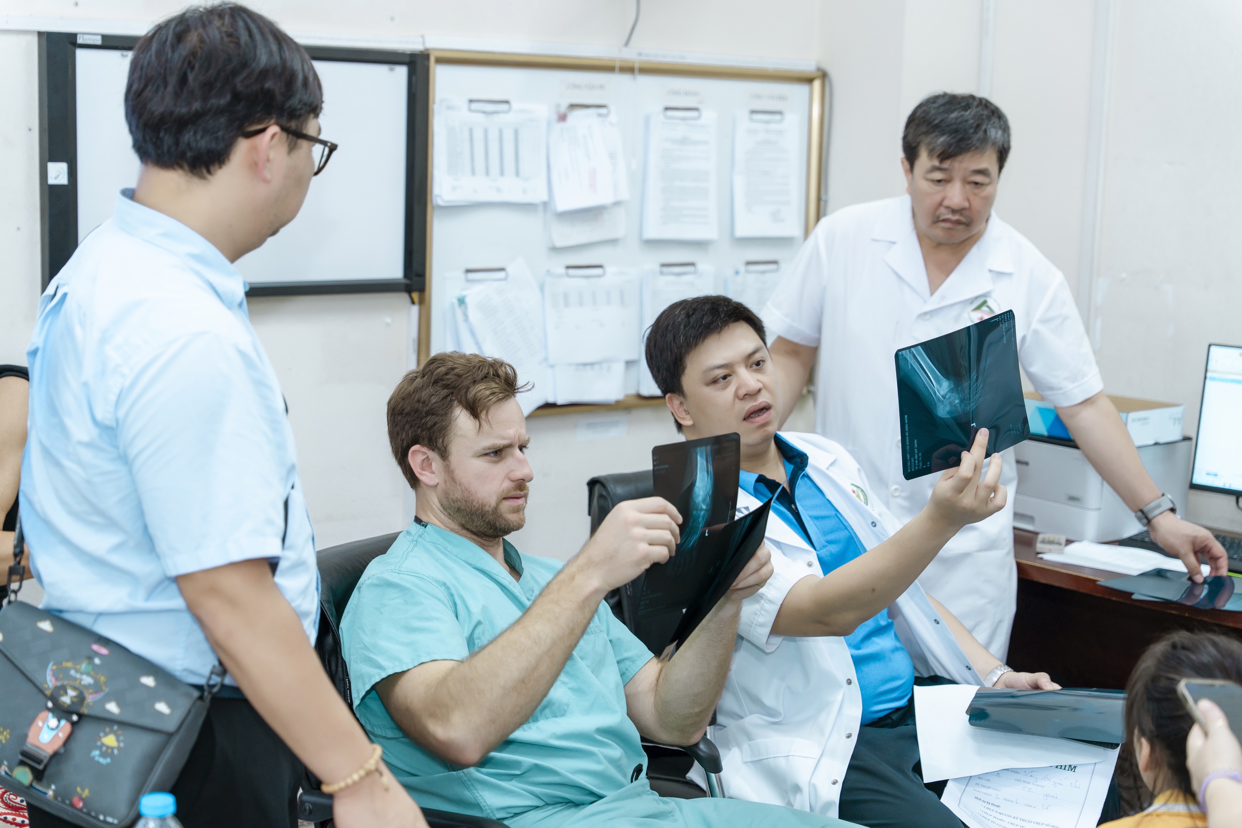 CLB Sala nối dài hy vọng y tế và tri thức tại Lào Cai - Ảnh 3.