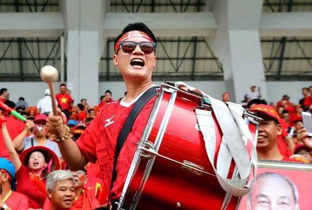 Ca sĩ Hoàng Bách: 'Nếu đội tuyển Việt Nam dự World Cup, tôi sẽ sáng tác một album để cổ vũ' - Ảnh 1.