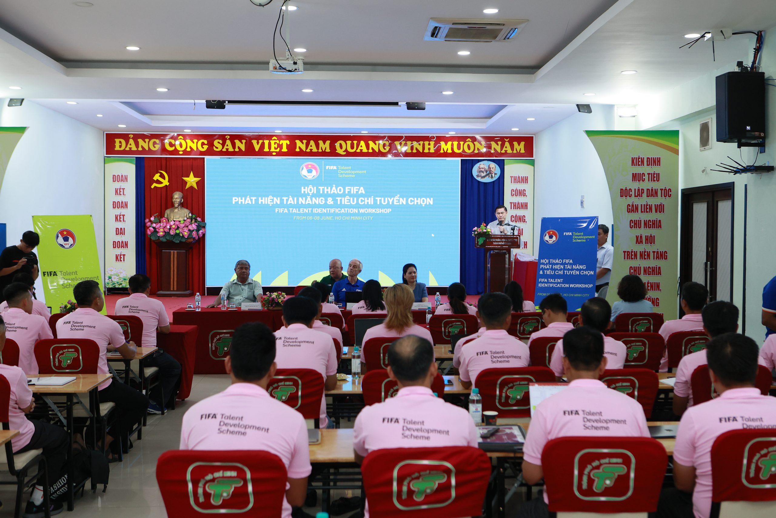 Tin nóng bóng đá Việt Nam hôm nay 7/6: U19 Việt Nam có thể bị loại; Công Phượng chia sẻ xúc động - Ảnh 3. Tin nóng bóng đá Việt Nam hôm nay 7/6: U19 Việt Nam có thể bị loại; Công Phượng chia sẻ xúc động - Ảnh 3.